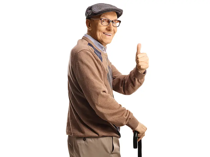 Un grand père joue avec son petit-fils